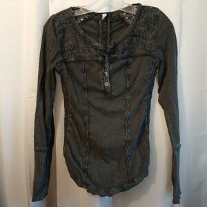 FREE PEOPLE Shell Lace Henley T-shirt Top XS Black Scoop neck Gold Coast LS